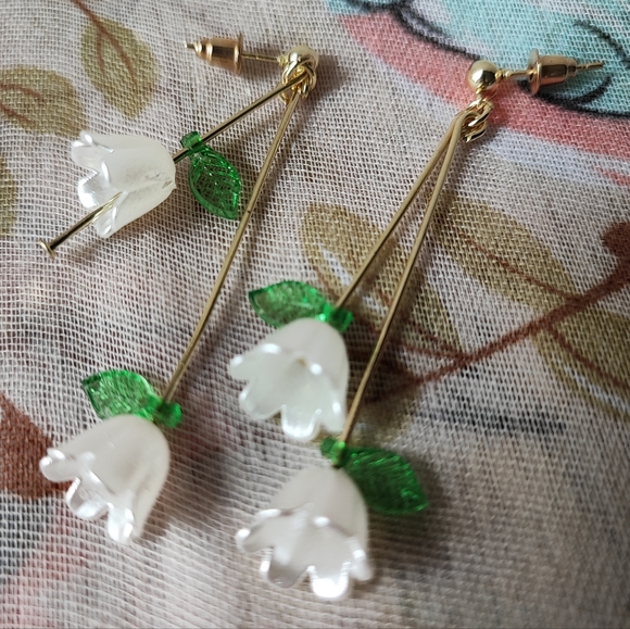 Lily of the Valley Flower Garden Plastic Gold Tone Pierced Earrings Brand New - Picture 7 of 15